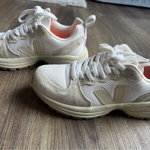 Veja Venturi Sneakers USED size 38 (US 7)